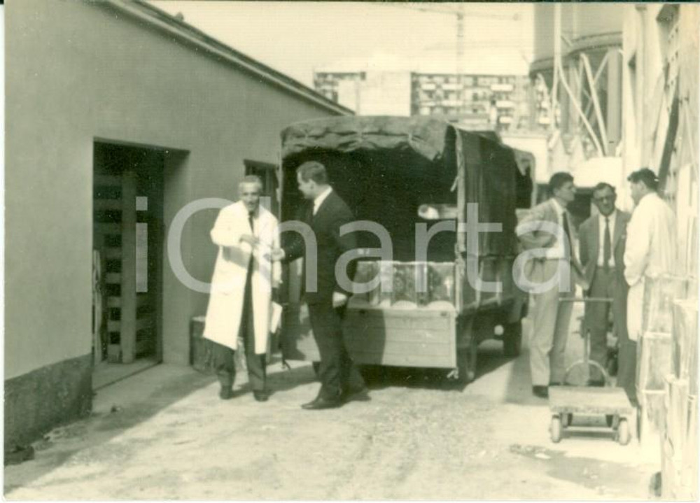 Fotografia d epoca originale 1963 MILANO Operaio scarica merci al colorificio VERNIX Fotografia cm 10 x 7 1
