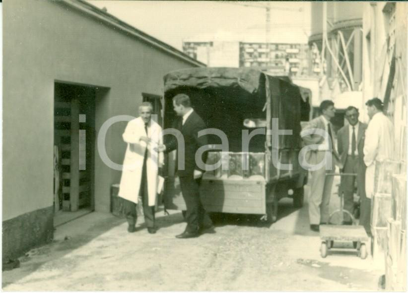 Fotografia d epoca originale 1963 MILANO Operaio scarica merci al colorificio VERNIX Fotografia cm 10 x 7 1