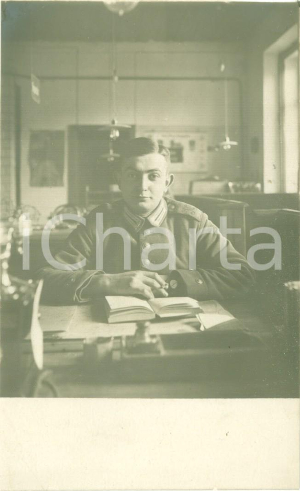 Fotografia d epoca originale 1916 GRODUO LATVIA WWI Ufficiale tedesco in ufficio caserma Fotografia 1