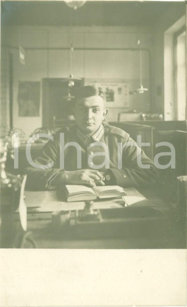 Fotografia d epoca originale 1916 GRODUO LATVIA WWI Ufficiale tedesco in ufficio caserma Fotografia 1
