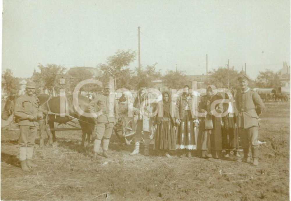 Fotografia d epoca originale 1916 UNGHERIA WWI Contadini ungheresi e ufficiali tedeschi FOTOGRAFIA 1