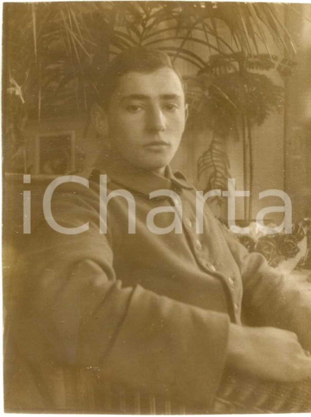 Fotografia d epoca originale 1915 LIEPAJA LATVIA WWI Ufficiale tedesco rilassato in poltrona Fotografia 1