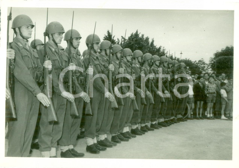 Fotografia d epoca originale 1950 ca TERNI Plotone di militari alla cerimonia dei Caduti Istituto LAZZARINI 1
