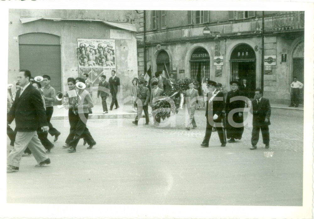 Fotografia d epoca originale 1950 ca TERNI Banda musicale Istituto LAZZARINI in processione per i Caduti Foto 1
