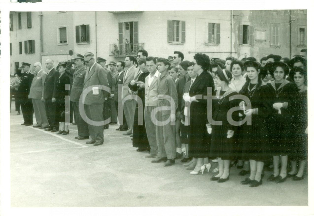 Fotografia d epoca originale 1950 ca TERNI Ragazze Istituto LAZZARINI durante cerimonia per Caduti Foto 1