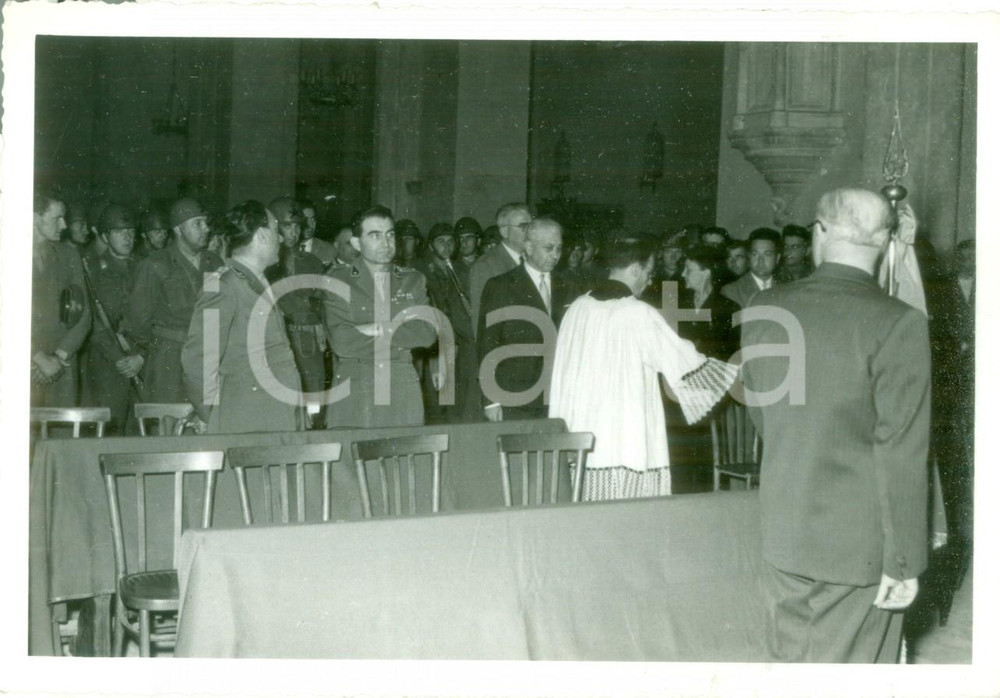 Fotografia d epoca originale 1950 ca TERNI Parroco dÃ  la Comunione durante la messa per i Caduti Fotografia 1