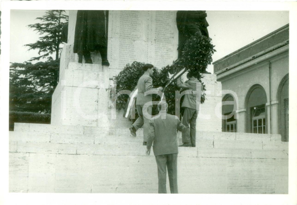 Fotografia d epoca originale 1950 ca TERNI Cerimonia Istituto LAZZARINI al Monumento ai Caduti Fotografia 1