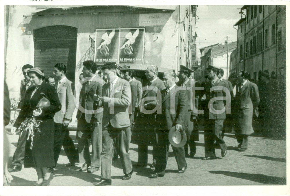 Fotografia d epoca originale 1950 ca TERNI Processione per i Caduti in Piazza Giulio BRICCIALDI Fotografia 1