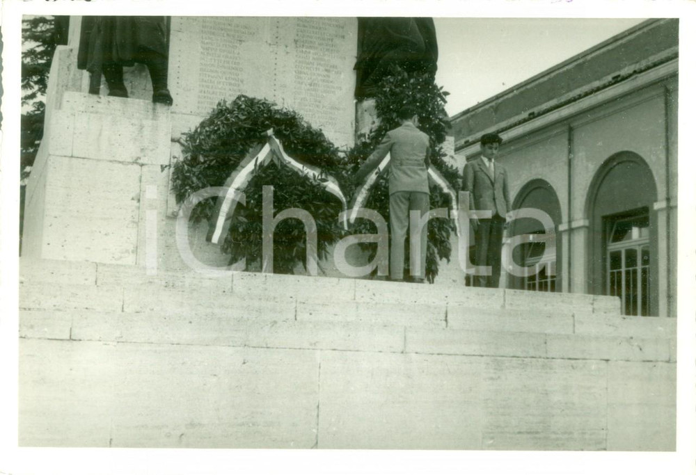Fotografia d epoca originale 1950 ca TERNI Orfani Istituto LAZZARINI sistemano corona su Monumento ai Caduti 1