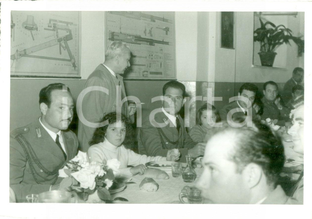 Fotografia d epoca originale 1950 ca TERNI Soldati e orfani Istituto LAZZARINI a pranzo dopo cerimonia Caduti 1
