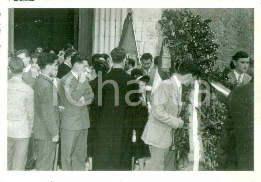 Fotografia d epoca originale 1950 ca TERNI Orfani Istituto LAZZARINI preparano corona per Monumento ai Caduti 1