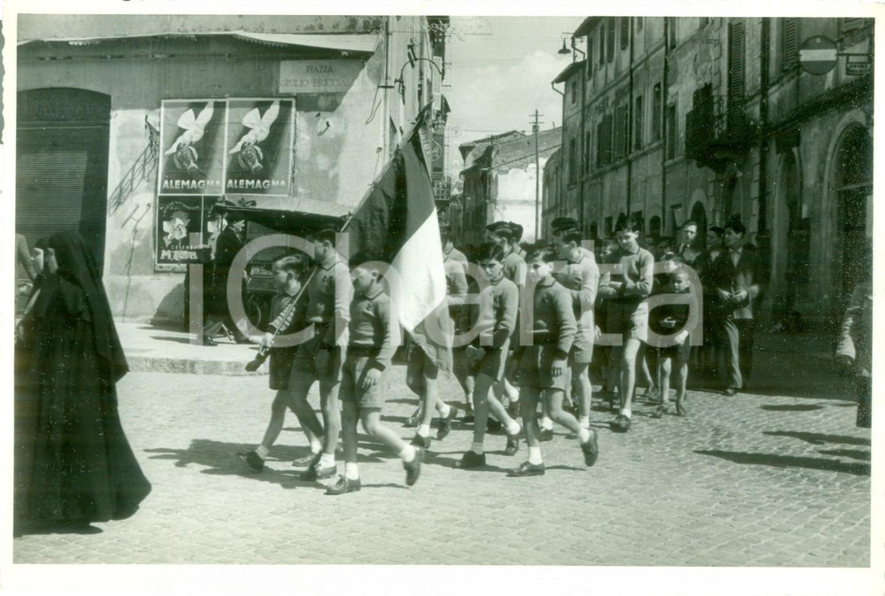 Fotografia d epoca originale 1950 ca TERNI Orfani Istituto LAZZARINI in processione per i Caduti Fotografia 1