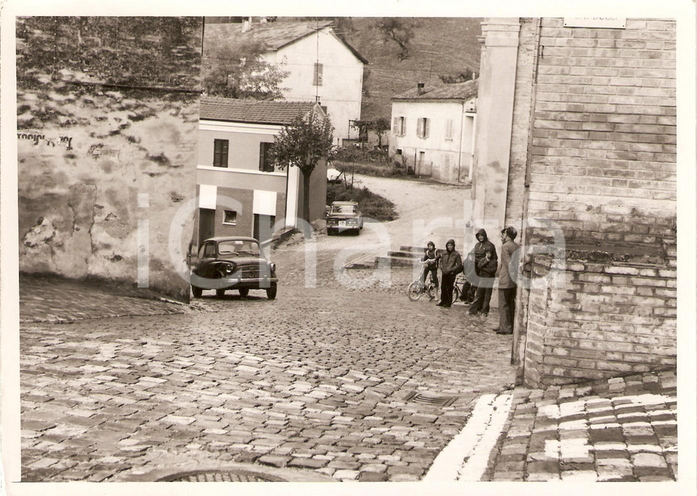 Fotografia d epoca originale 1975 ca AREA PESARESE Curiosi guardano FIAT 600 ammaccata Fotografia 1