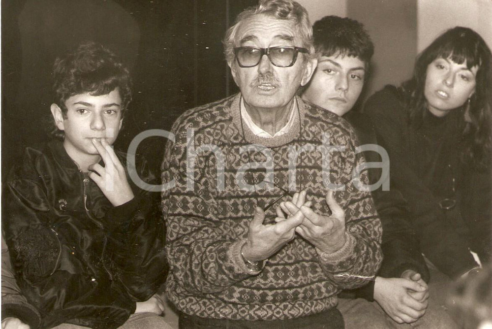 Fotografia d epoca originale 1990 ca PESARO Regista Luciano EMMER presenta film alle scuole Foto 1