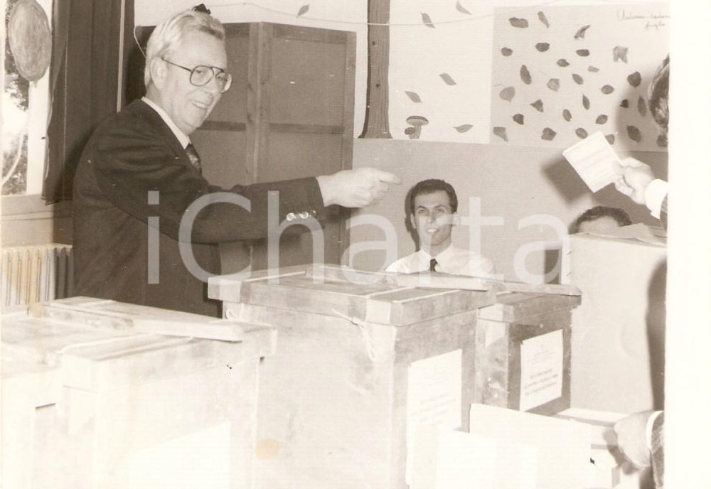 Fotografia d epoca originale 1990 ca PESARO  DEMOCRAZIA CRISTIANA Arnaldo FORLANI al seggio elettorale Foto 1