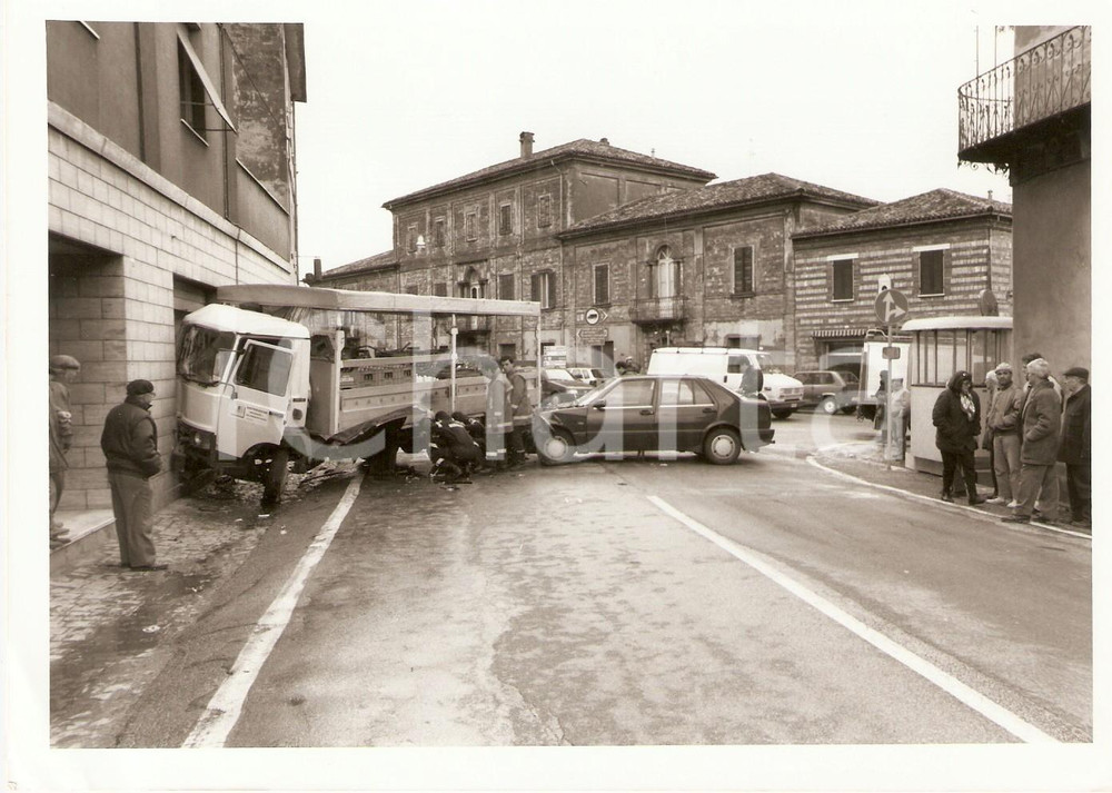 Fotografia d epoca originale 1990 ca PESARO Scontro tra auto e camion in città  Foto 1