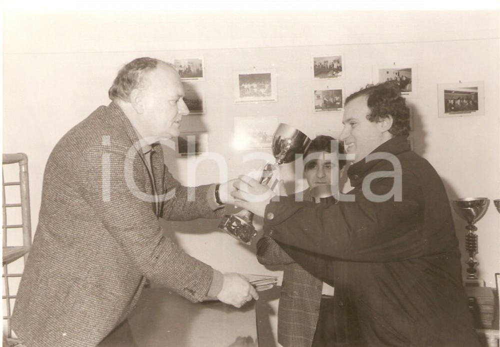 Fotografia d epoca originale 1990 ca FANO PU Coppa per la CSI DELFINO CALCIO Foto 1