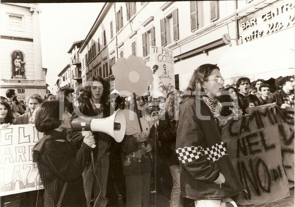 Fotografia d epoca originale 1990 ca PESARO Ragazza con megafono alla manifestazione studentesca Foto 1