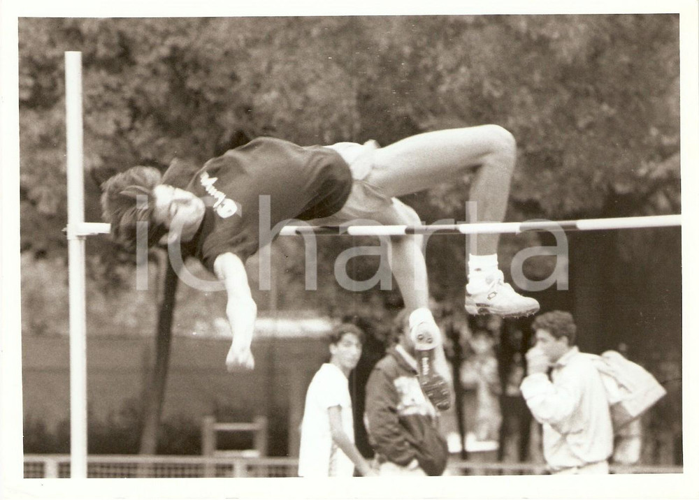 Fotografia d epoca originale 1990 ca RICCIONE RN Giulio CIOTTI vince gara di salto in alto Foto 1