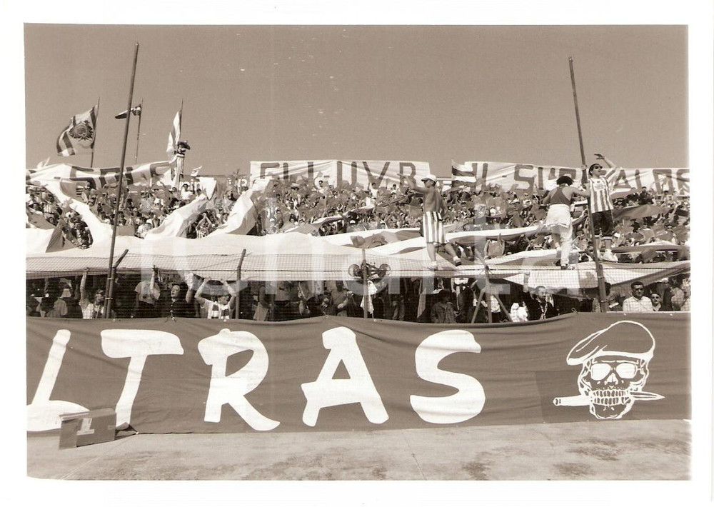 Fotografia d epoca originale 1990 ca CALCIO Ultras della VIS PESARO allo stadio Foto 1
