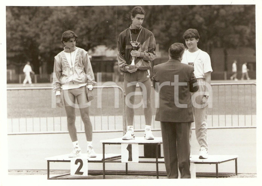 Fotografia d epoca originale 1990 ca FABRIANO AN Premiazione Gara 400 metri piani ATLETICA LEGGERA Foto 1