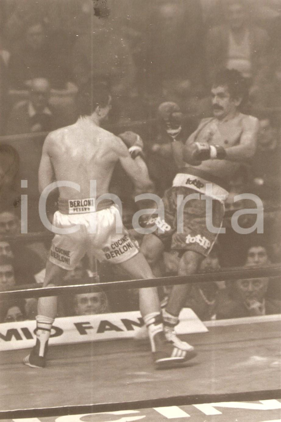 Fotografia d epoca originale 1980 ca PESARO  BOXE Juan Jose GIMENEZ schiva un gancio durante match Foto 1