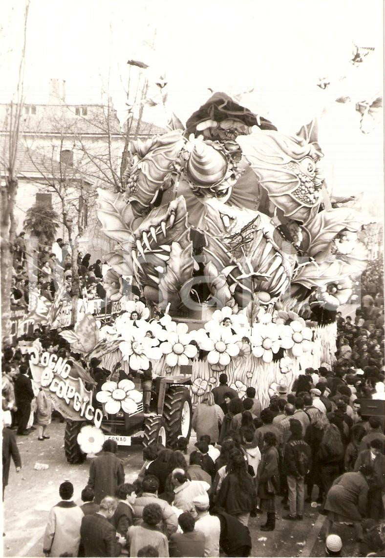 Fotografia d epoca originale 1990 CARNEVALE DI FANO Carro allegorico Sogno ecologico di Pietro PACASSONI Foto 1