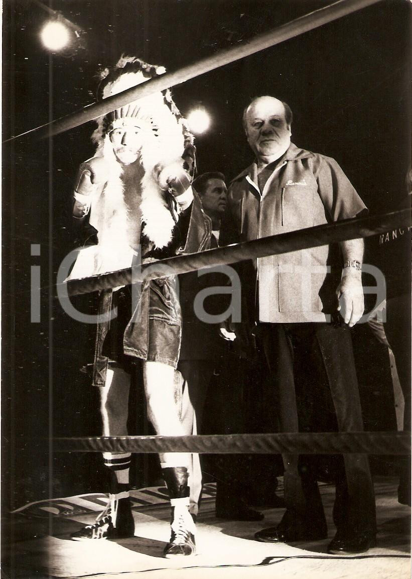 Fotografia d epoca originale 1975 ca PUGILATO Luigi MINCHILLO indossa copricapo indiano sul ring Foto 1