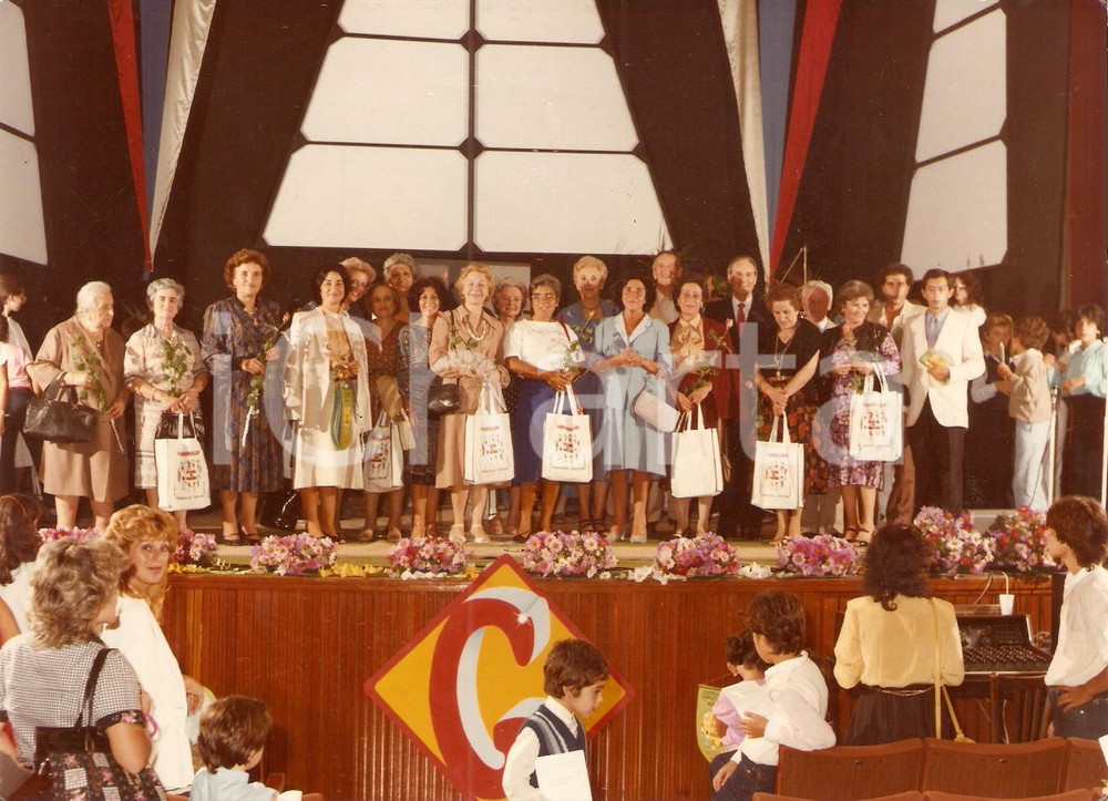 Fotografia d epoca originale 1980 ca PESARO Festa del nonno organizzata da IL GIORNALINO Foto di gruppo 1