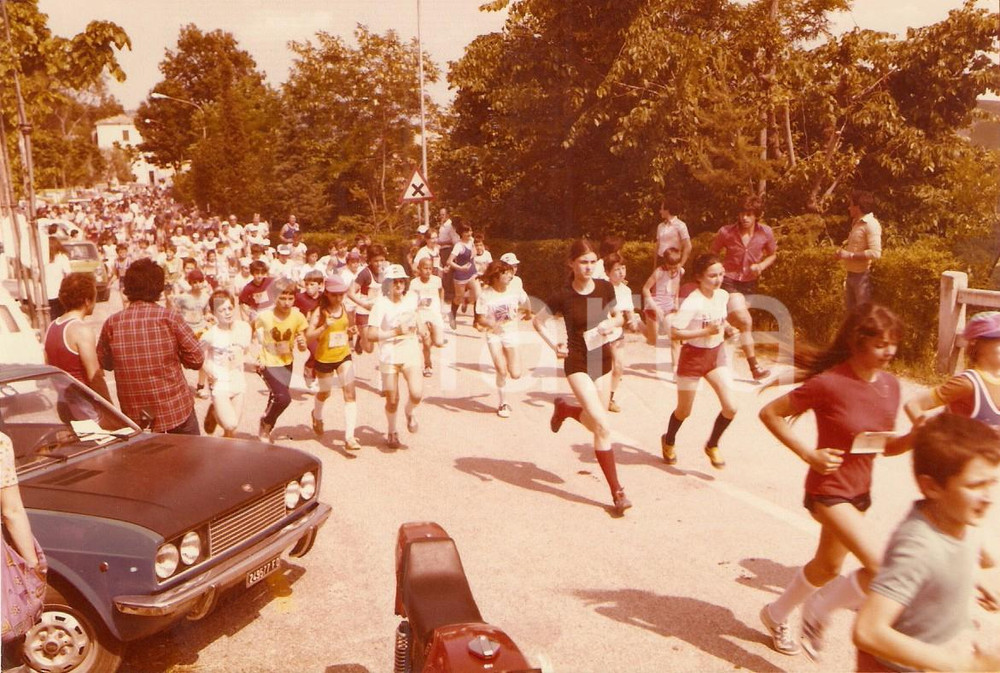 Fotografia d epoca originale 1980 ca FRONTINO PU Corsa campestre  Partenza Categoria giovani Foto 1