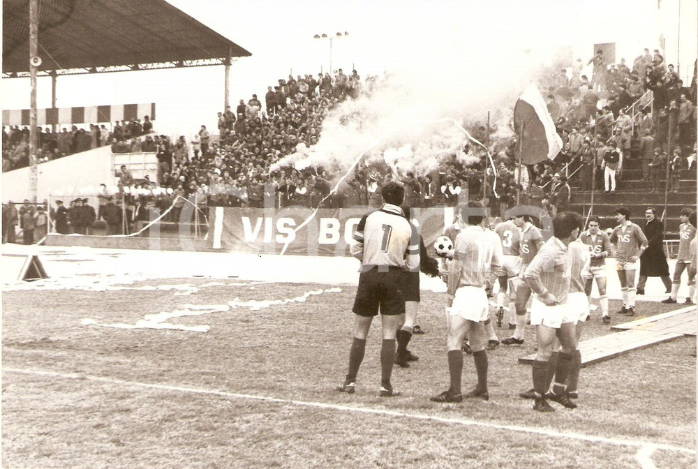 Fotografia d epoca originale 1990 ca CALCIO Ultras VIS BOYS lanciano fumogeni a VIS PESARO e TVS Foto 1