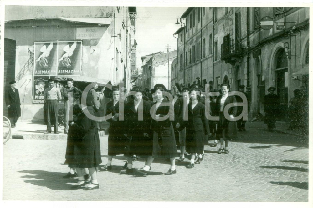 Fotografia d epoca originale 1950 ca TERNI Vedove in processione per Caduti in Piazza Giulio BRICCIALDI Foto 1