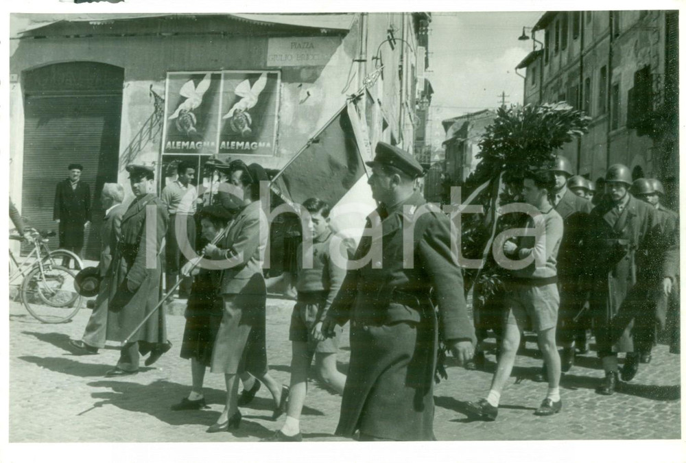Fotografia d epoca originale 1950 ca TERNI Processione per Caduti in Piazza Giulio BRICCIALDI Fotografia 1