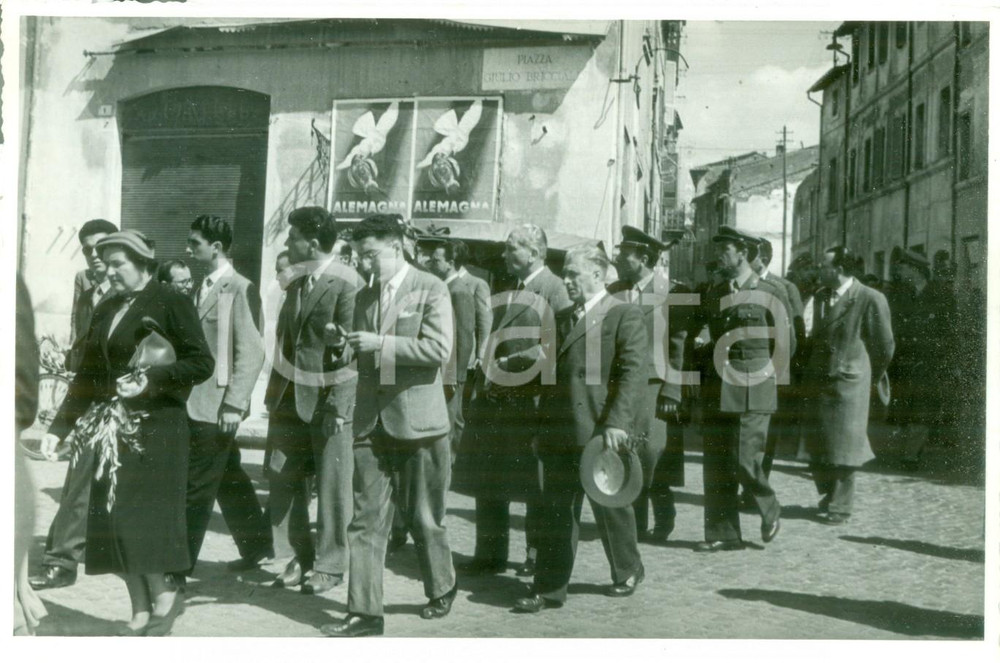 Fotografia d epoca originale 1950 ca TERNI Processione per Caduti in Piazza Giulio BRICCIALDI Fotografia 1