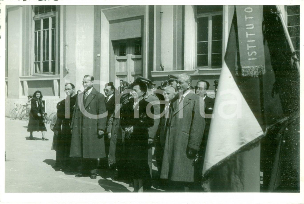 Fotografia d epoca originale 1950 ca TERNI AutoritÃ  di fronte all Istituto LAZZARINI Fotografia 1