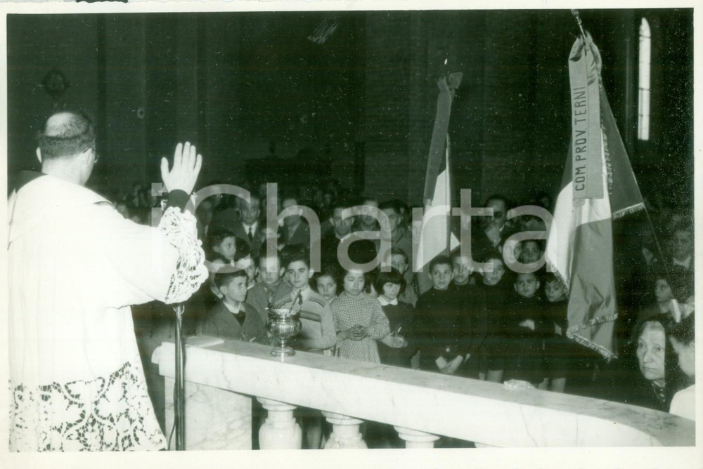 Fotografia d epoca originale 1950 ca TERNI Orfani Istituto LAZZARINI assistono alla messa Fotografia 1