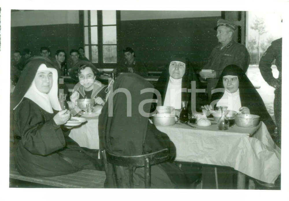 Fotografia d epoca originale 1950 ca TERNI Suore Istituto LAZZARINI al rancio Caserma presidio Militare FOTO 1