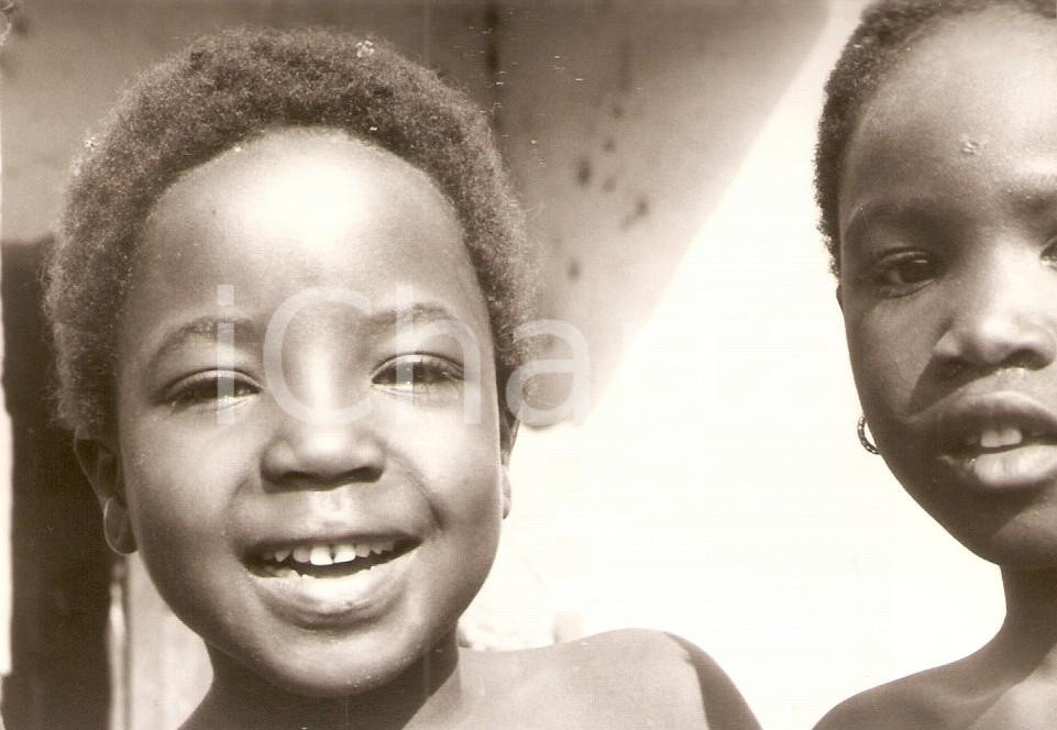 Fotografia d epoca originale 1970 ca KORHOGO COSTA D AVORIO Bambini indigeni sorridono al fotografo FOTO 1