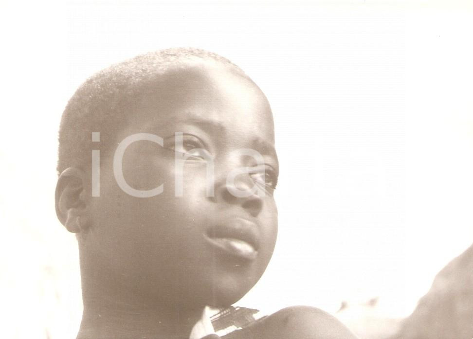 Fotografia d epoca originale 1970 ca KORHOGO COSTA D AVORIO Ragazzo indossa orecchino tradizionale Foto 1