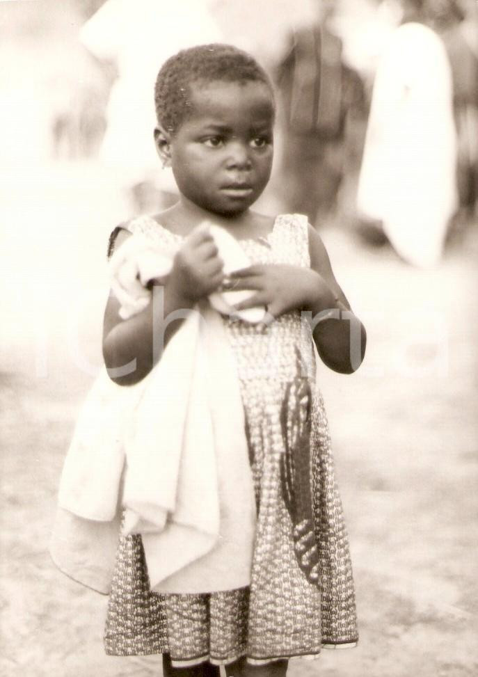 Fotografia d epoca originale 1970 ca KORHOGO COSTA D AVORIO Bambina indigena con vestito ricamato FOTO 12x9 1
