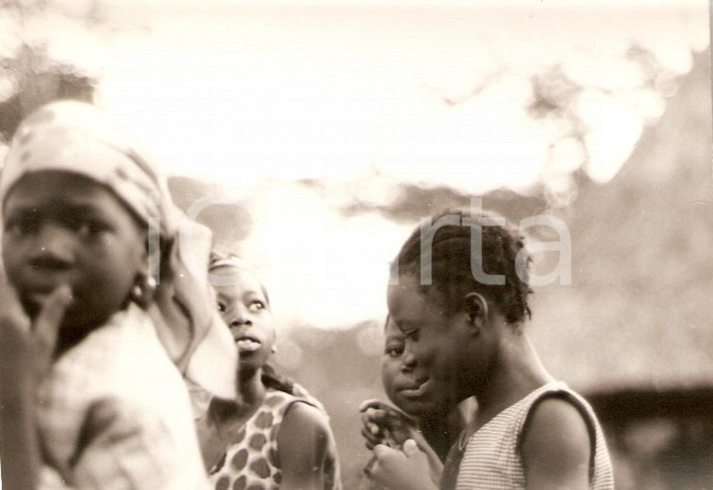 Fotografia d epoca originale 1970 ca KORHOGO COSTA D AVORIO Foto di gruppo Ragazzi indigeni 12x9 cm 1
