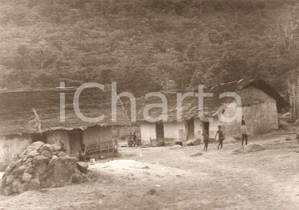 Fotografia d epoca originale 1970 ca KORHOGO COSTA D AVORIO Indigeni nelle loro abitazioni Foto 12x9 cm 1