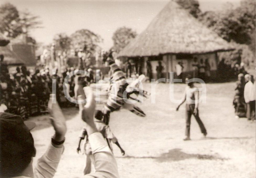 Fotografia d epoca originale 1970 ca KORHOGO COSTA D AVORIO Danze tribali al villaggio Foto 12x9 cm 1