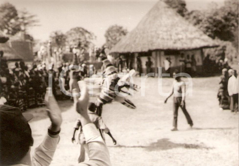 Fotografia d epoca originale 1970 ca KORHOGO COSTA D AVORIO Danze tribali al villaggio Foto 12x9 cm 1