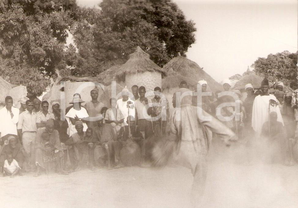 Fotografia d epoca originale 1970 ca KORHOGO COSTA D AVORIO Sciamano durante rito tribale Foto 12x9 cm 1