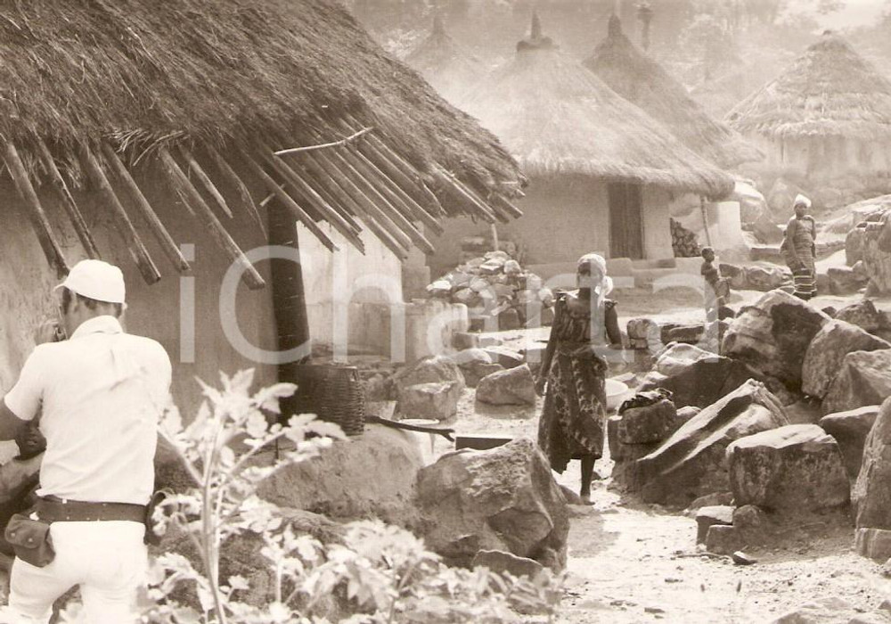 Fotografia d epoca originale 1970 ca KORHOGO COSTA D AVORIO Fotoreporter nel villaggio Fotografia 12x9 cm 1