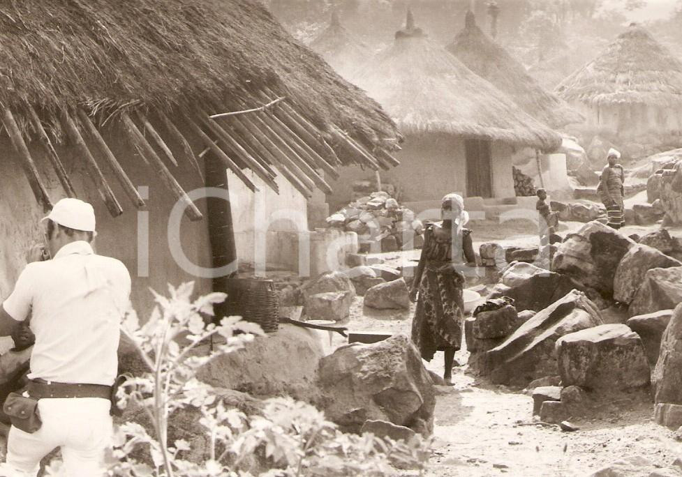 Fotografia d epoca originale 1970 ca KORHOGO COSTA D AVORIO Fotoreporter nel villaggio Fotografia 12x9 cm 1