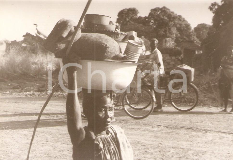 Fotografia d epoca originale 1970 ca KORHOGO COSTA D AVORIO Anziana trasporta viveri al villaggio FOTO 12x9 1