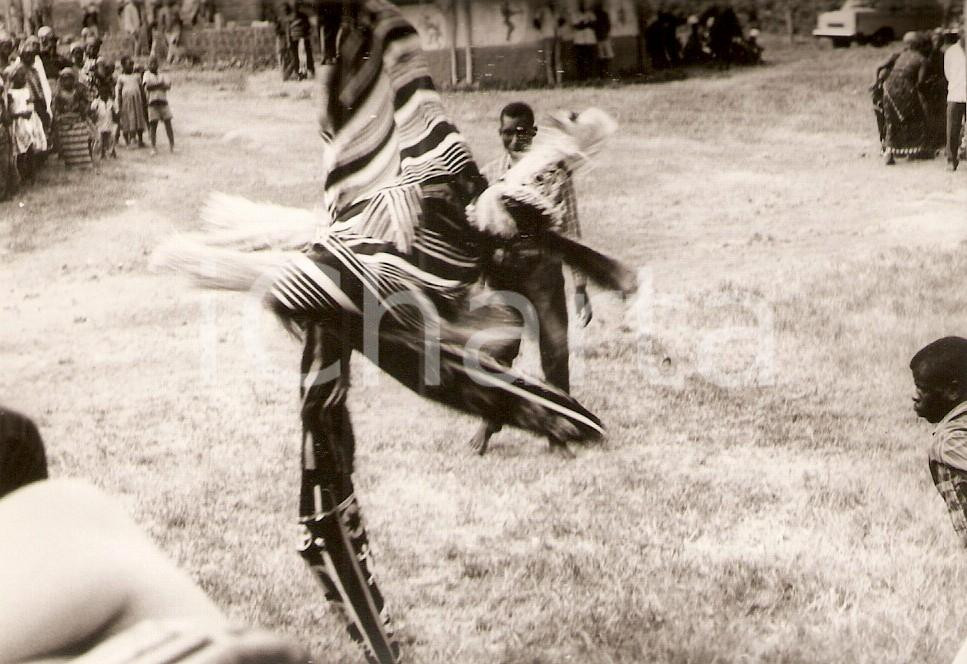 Fotografia d epoca originale 1970 ca KORHOGO COSTA D AVORIO Danza tribale al villaggio Foto 12x9 cm 1