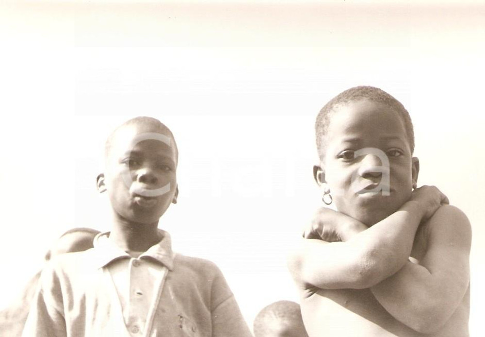 Fotografia d epoca originale 1970 ca KORHOGO COSTA D AVORIO Due ragazzi del villaggio Ritratto FOTO 12x9 cm 1